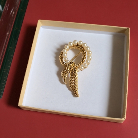 Crown Trifari Elegant Gold and Pearl Brooch - Picture 5 of 15